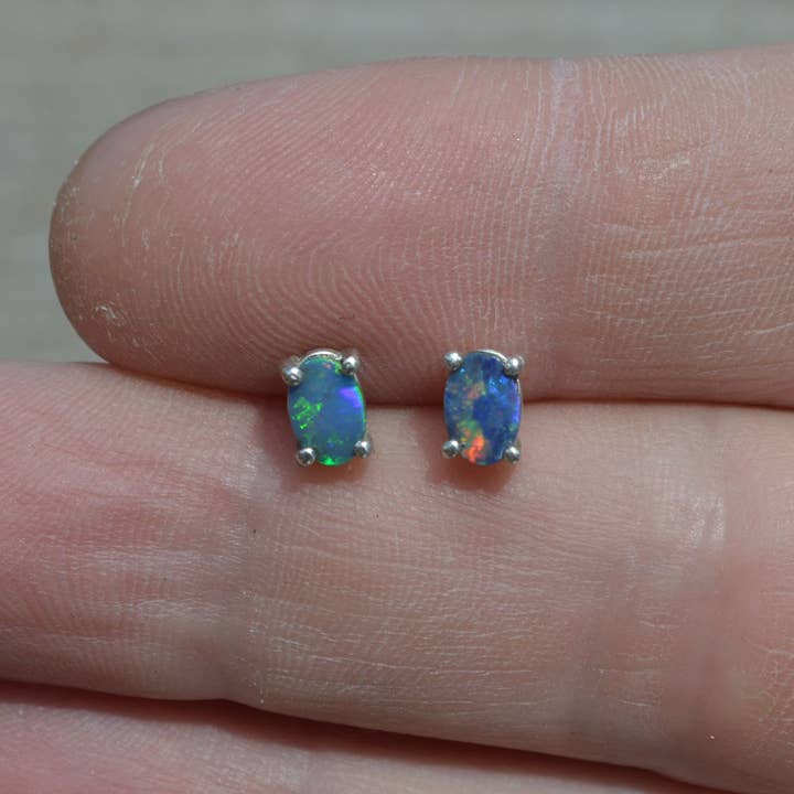 Pendientes de tuerca de plata de ópalo australiano ovalados delicados para venta al por mayor de OlliesOpals