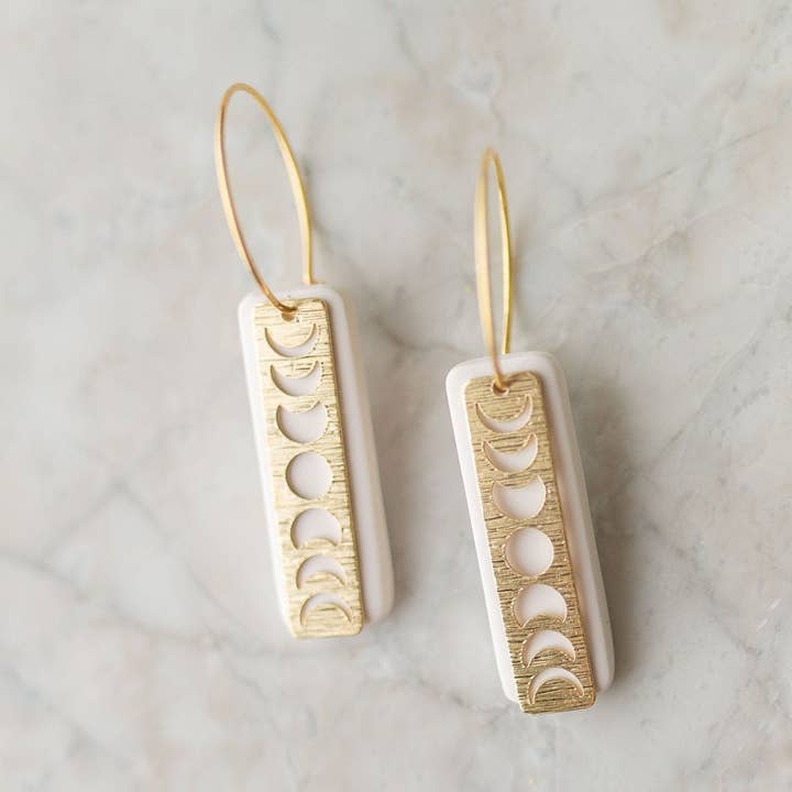 Boucle d'oreille en argile | White Moon Phases pour la vente par Hazel n Blue
