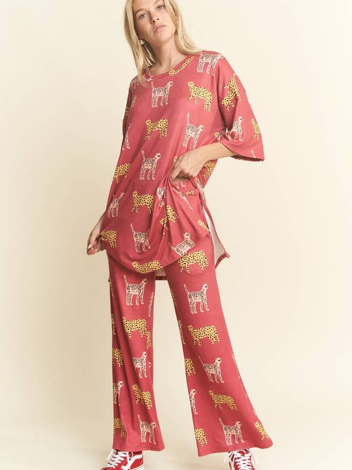 JADE BY JANE – Großhandel Loungewear-Set – Damen – Set aus Oberteil und Hose mit Gepardenmuster2