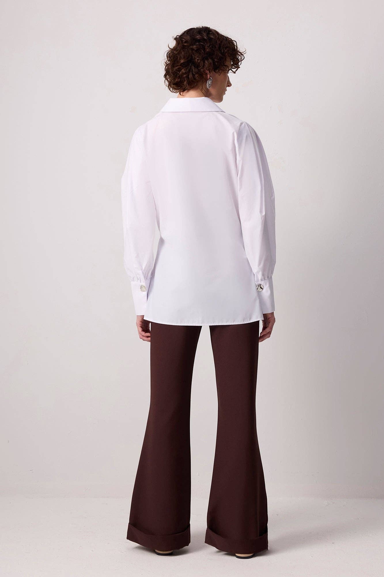 Hvid ASYMMETRISK BÆLTEDE POPLIN-OMSLAGSSKJORTE - BOMULDSBLANDING for engroshandel på Faire1