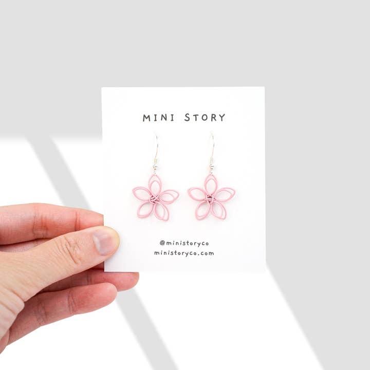 Mini Story Co - Vendita all'ingrosso Orecchini pendenti - Orecchini pendenti a forma di fiore di Sakura | Gioielli estetici con fiori di ciliegio | Orecchini floreali primaverili | Simpatico regalo per lei | Regalo per damigella
