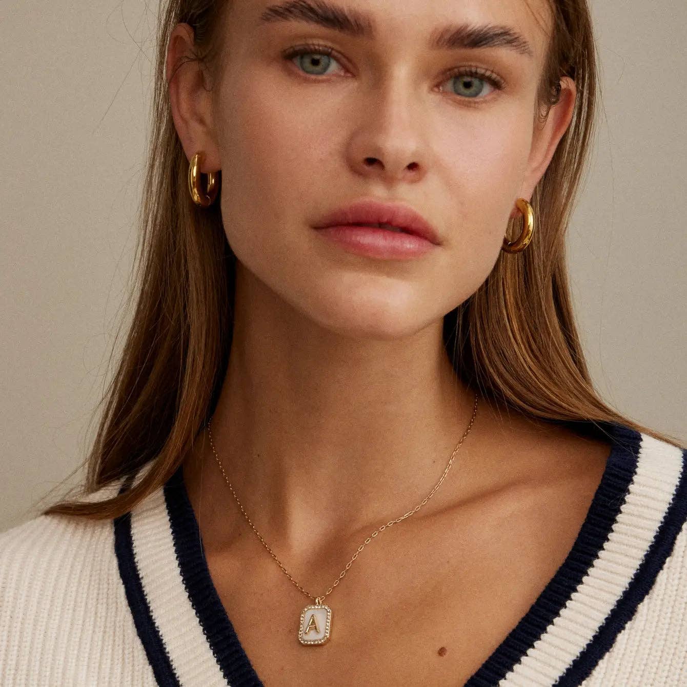 16 ACTIFS Lot de 16 colliers courts à breloques Initial Shell en vente sur Faire18