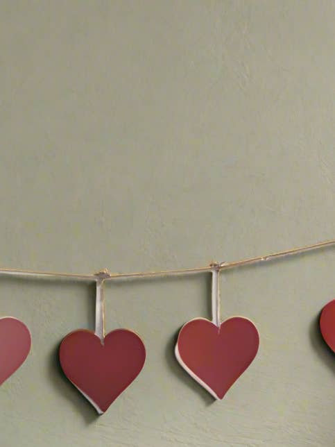 Guirnalda colgante hecha a mano con forma de corazón rojo con recubrimiento en polvo de 150 x 20 x 1 cm para venta al por mayor de Marissa's Gifts