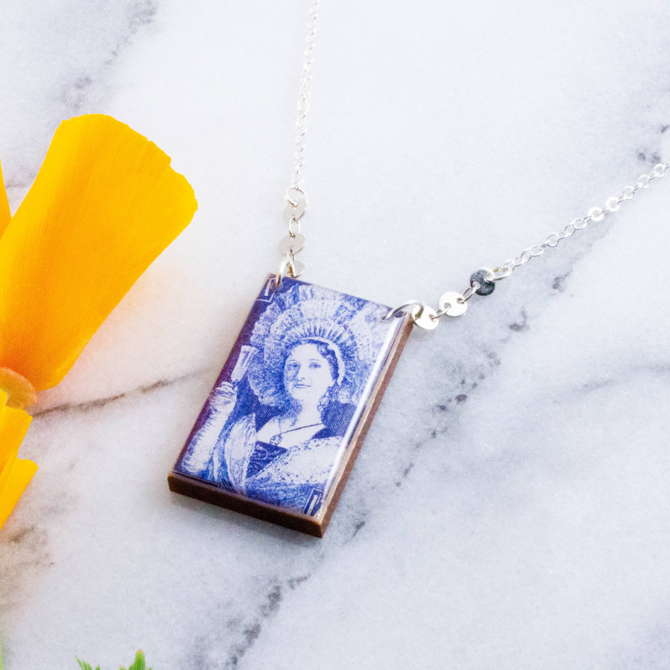 No Man's Land – Großhandel Kette mit Anhänger/Charm – Champagne französische Vintage-Briefmarken-Halskette1