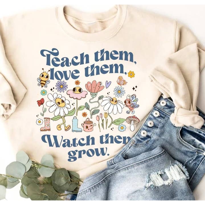 Chandail à col rond Teach Them Love Them Watch Them Grow pour la vente par Peach Closet