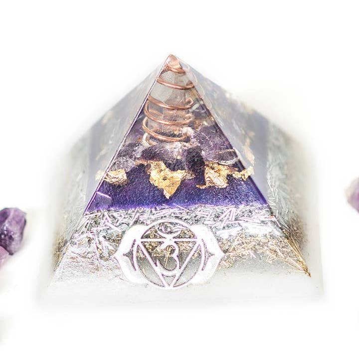 Medium Orgonite® pyramid chakra serie med ametist, 3:e ögat Chakra Orgon Generator® för wholesale av Spirit Elevations