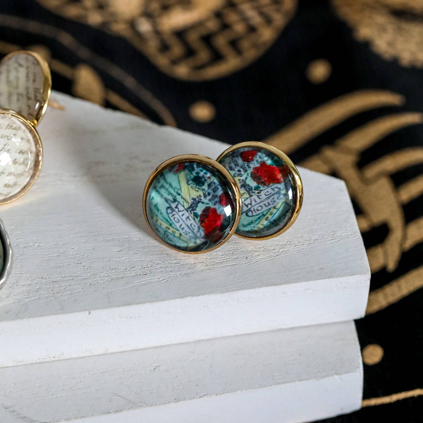The Gilded Witch - Vente Clous d'oreille - Boucles d'oreilles Witch City Cameo - Dorées - Salem, MA4