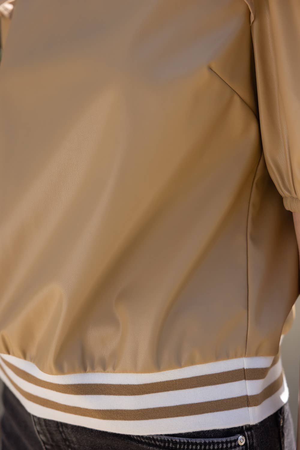 VOY – Blusa - Mulher por atacado – 34534 Blusa com pulseira listrada em pele sintética com babados9