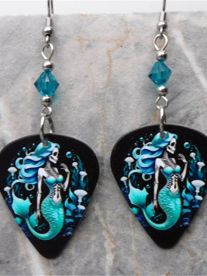 Skelet Havfrue Guitarplekter Øreringe med Teal Swarovskier for engroshandel hos Simply Raevyn