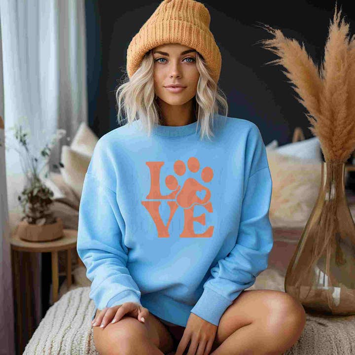 Sweat-shirt graphique "Love Dogs" pour femmes pour la vente par Rustic Radiance