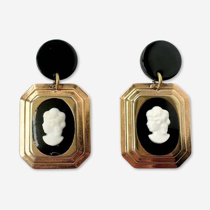 Svart och guld omgjorda vintage cameo statement-örhängen för wholesale av Lulu’s Petals