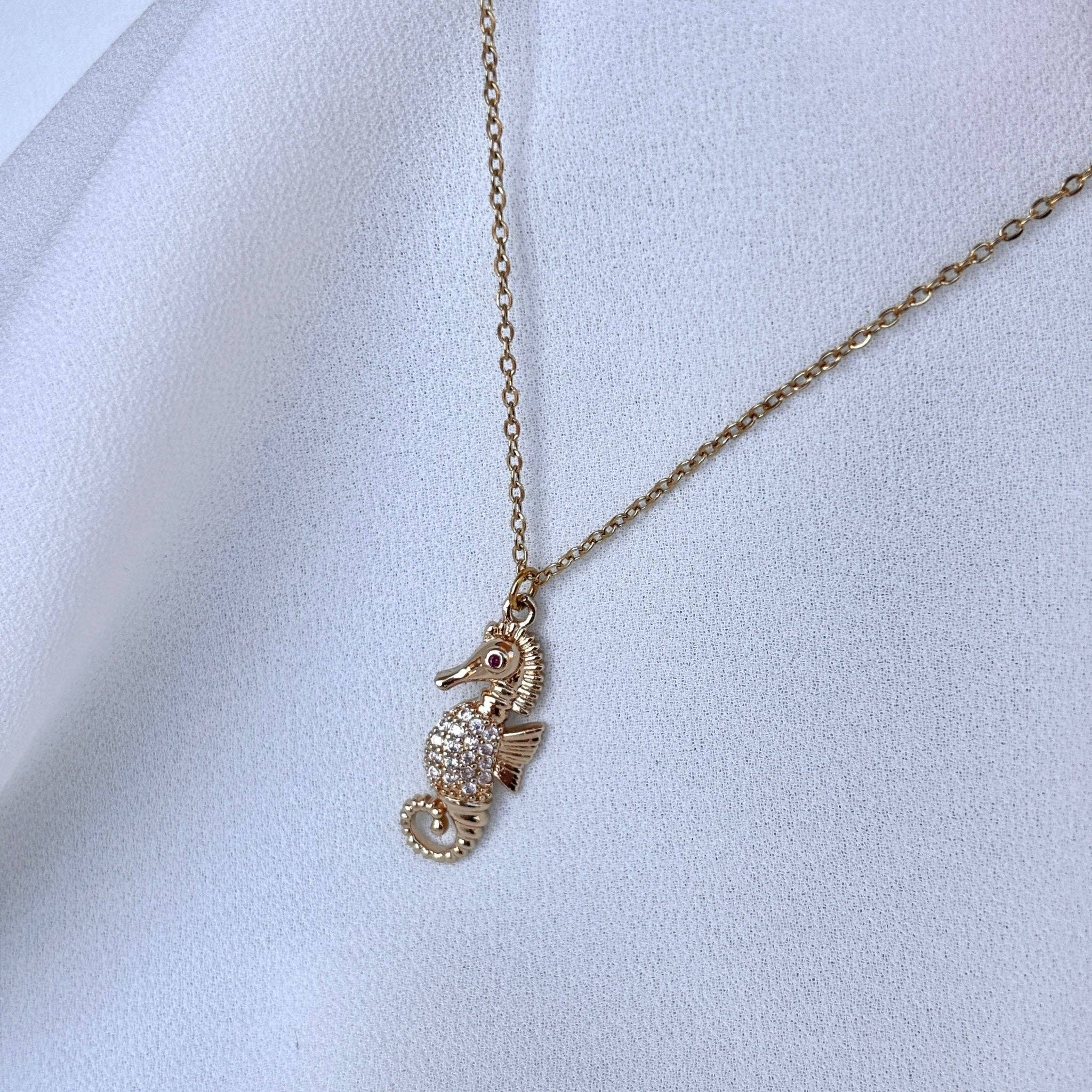 DUESTELLE ITALIA – wholesale Bönehalsband – Havets väktare - Sjöhästhalsband med zirkoner4