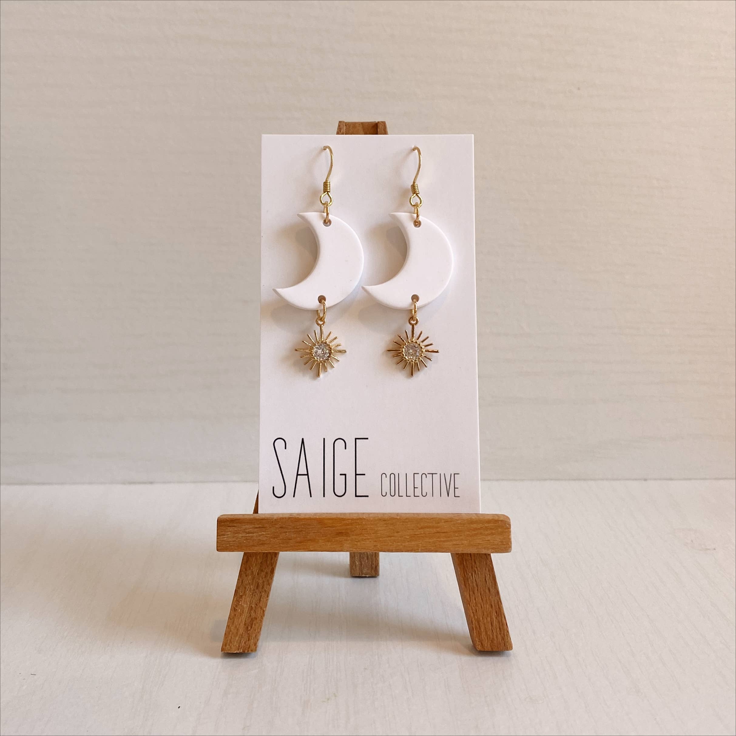Saige Collective - Vendita all'ingrosso Orecchini pendenti - Celestial - Orecchini Moon Clay