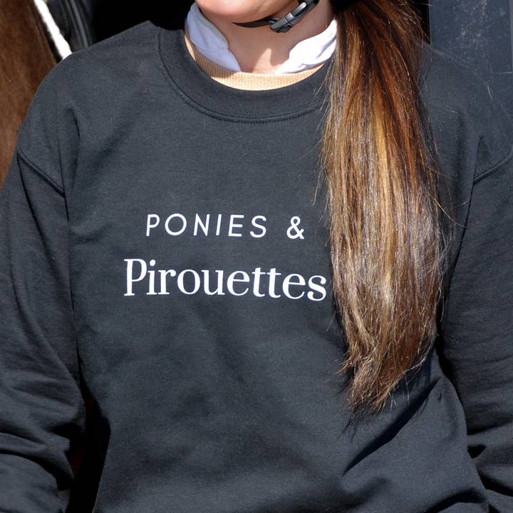 Crewneck Ponies & Pirouettes - Noir pour la vente par Laced Reins Equestrian