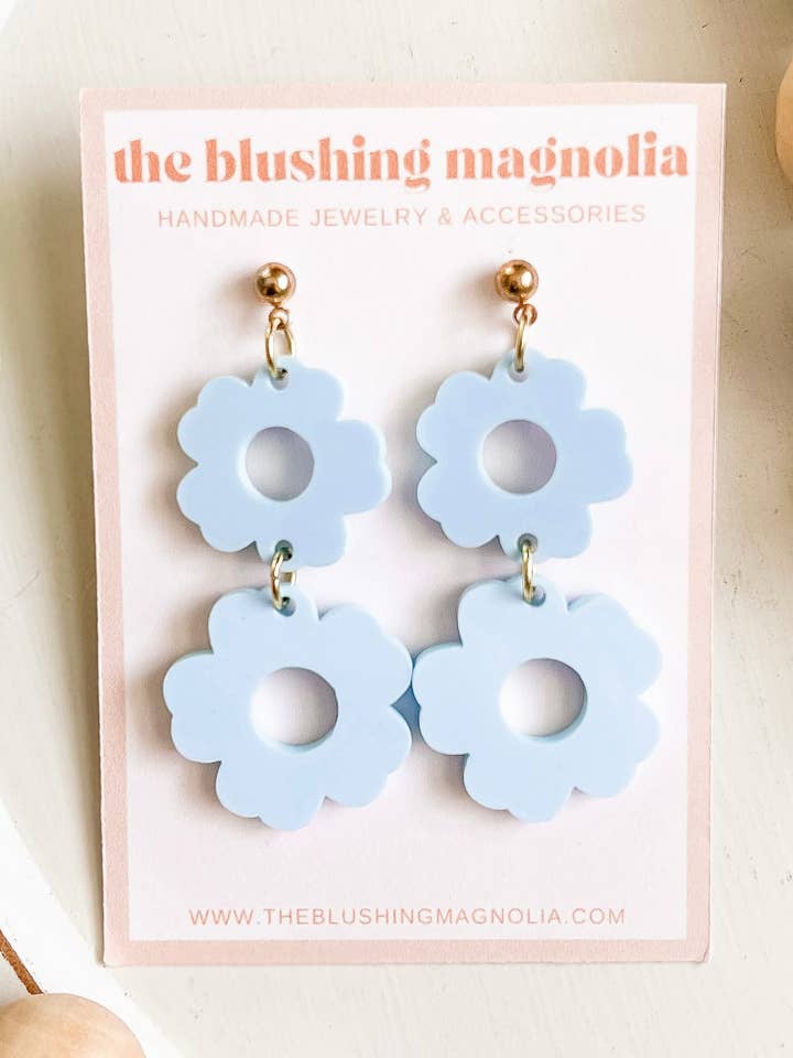 Brincos Pendentes de Flor Azul Claro por atacado de The Blushing Magnolia
