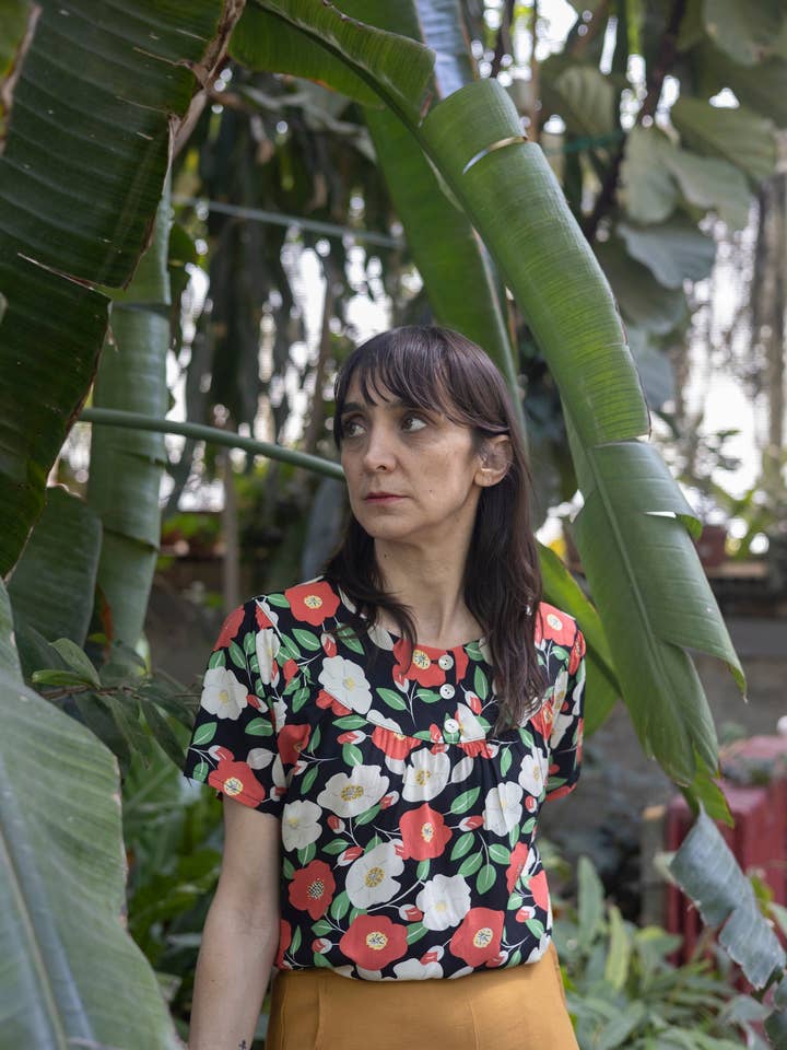 Top Viscose Knoopjes Bloemenprint Zwarte Achtergrond voor wholesale door gira e rigira la moda