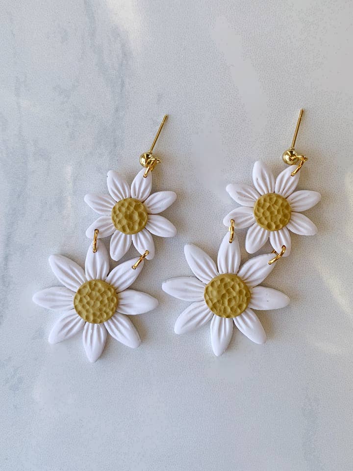 Orecchino a forma di margherita per la vendita all'ingrosso da parte di Clay By Denae