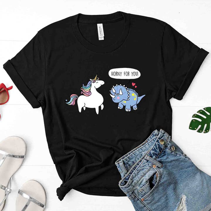 T-shirt graphique Horny For You - Licorne et Dino pour la vente par Superr Sunday