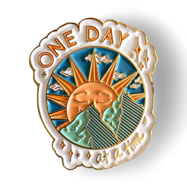 Luck and Lavender Studio - Vendita all'ingrosso Spilla da bavero - Spilla smaltata un giorno alla volta0