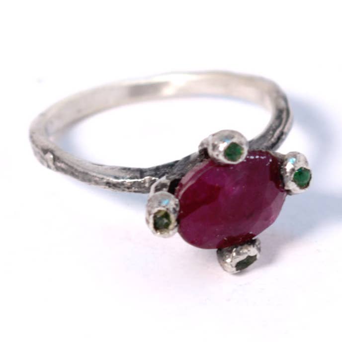 Anello rubino e smeraldi per la vendita all'ingrosso da parte di Arlo Haisek