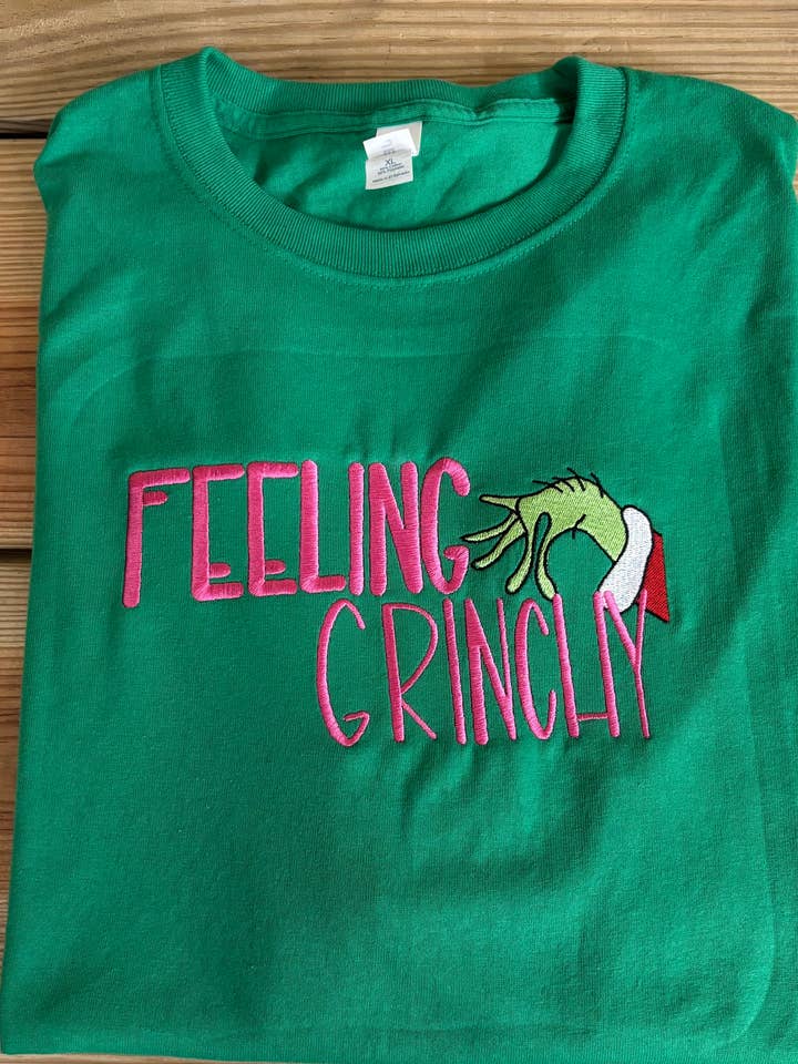 T-shirt à manches longues brodé "Feeling Grinchy" pour la vente par Embroidery