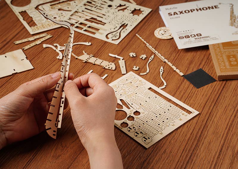 Robotime - Vente Kit de bricolage - TG309 Rolife Modèles de Puzzle 3D en Bois DIY Saxophone1