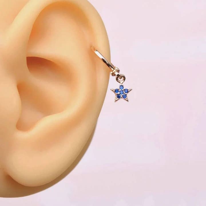 Pendientes colgantes de estrella azul marino para piercing en hélix, cartílago y lóbulo. para venta al por mayor de StockJWL