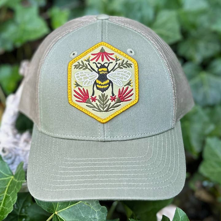 Honey Bee Trucker Hat: natuurlijk bloemmotief, gouden accenten voor wholesale door Bough & Antler Northwest Goods