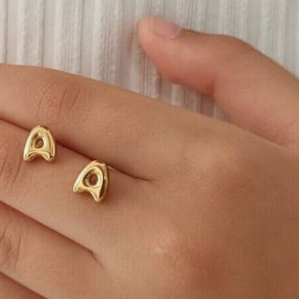 Gelbgold Bubble Letter Mini Ohrstecker mit Buchstaben aus 18K Goldstahl für den Großhandel auf Faire