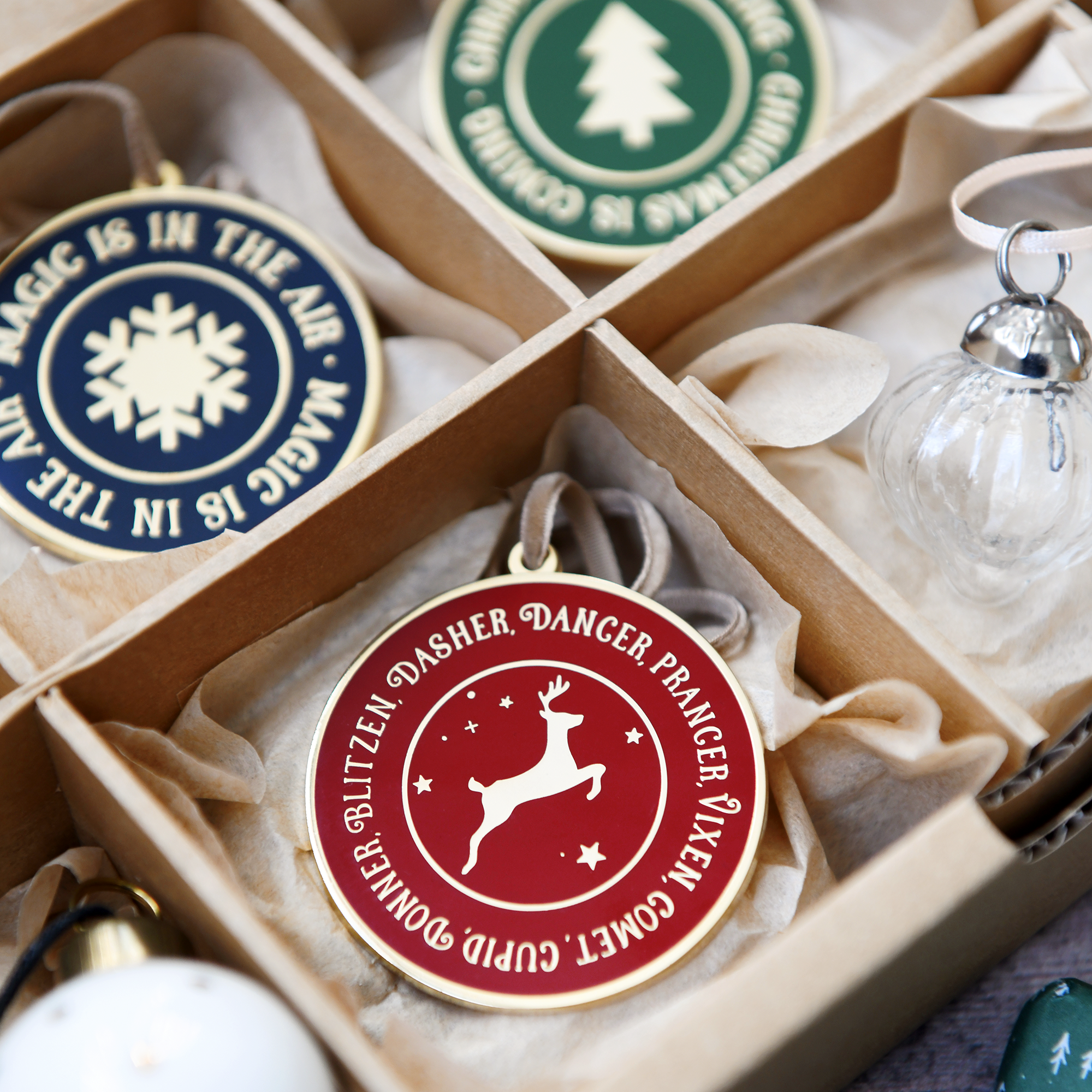 Clara and Macy - Venta al por mayor Adornos - Decoración esmaltada para árbol de Navidad con nombres de renos5