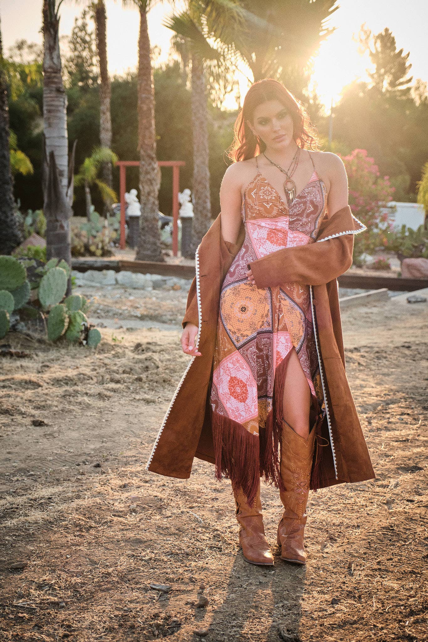 RUST 23592J Trenchcoat i imiteret ruskind med broderet kant for engroshandel på Faire2