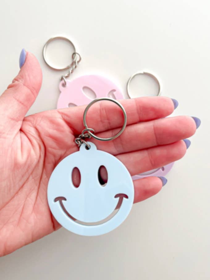 Akryl Smiley nøglering | smil for engroshandel hos Modern Mama