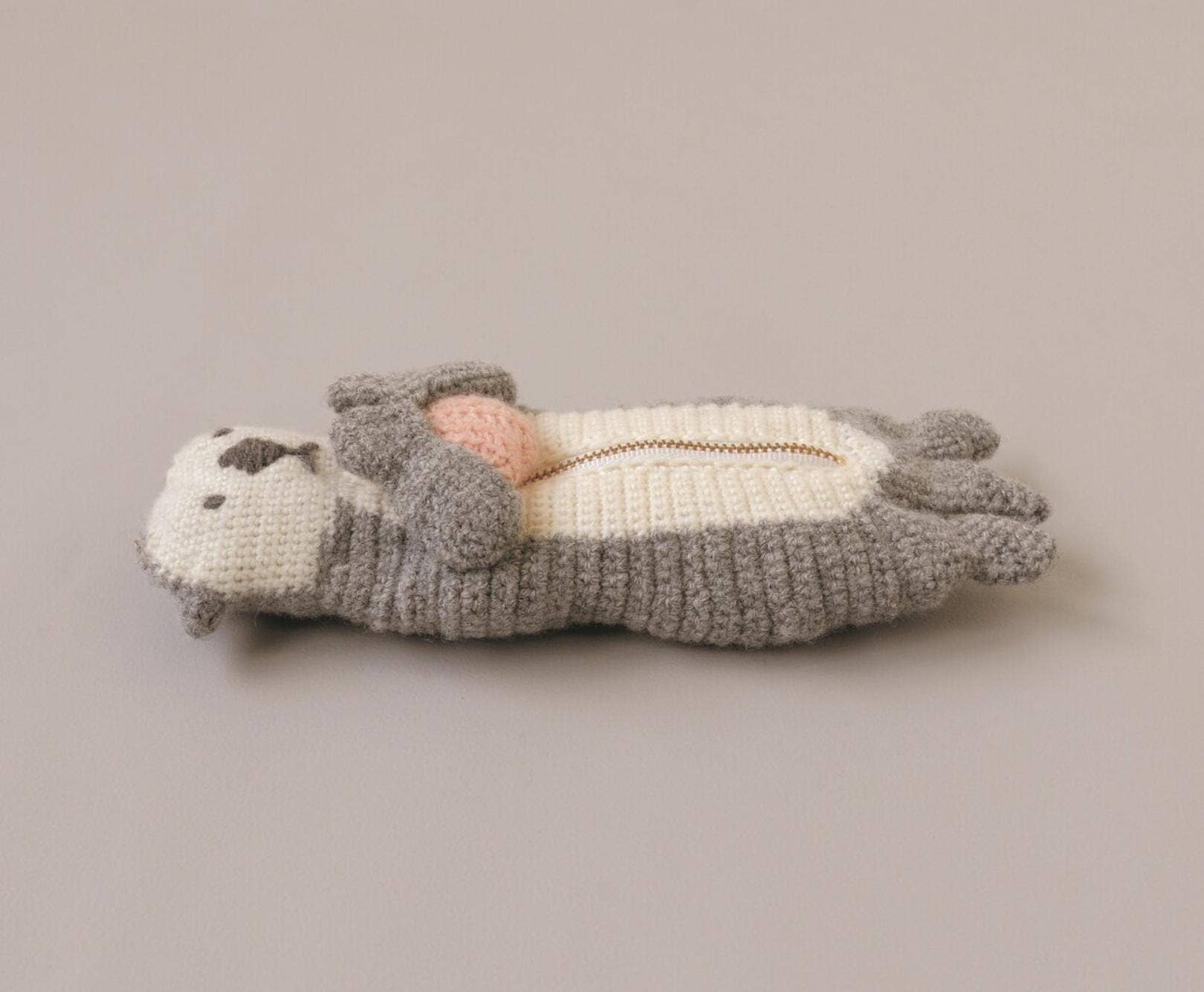 「FUNJI」In Japan - Wholesale Knitting/Crochet Supplies - DIY Otter Crochet Pouch Kit with Shell Zipper Pull