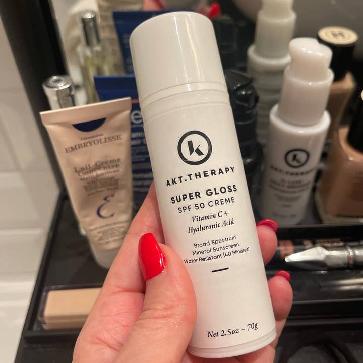 Un tinted Super Gloss SPF 50 Sunscreen for wholesale on Faire2