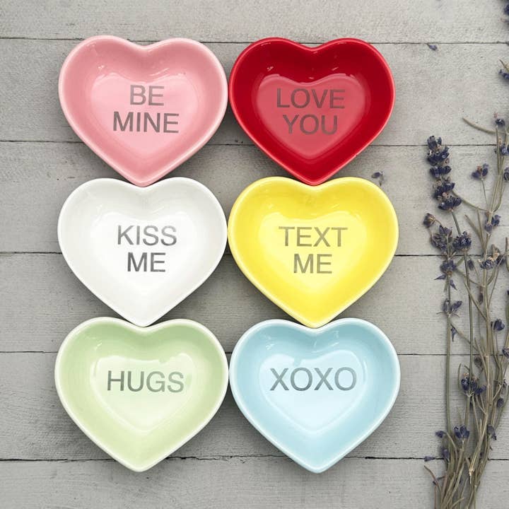 Plat à bagues en forme de cœur de Saint-Valentin | Plateau à bijoux gravé | Cadeau pour elle | Journée des amies | 6 modèles, 6 couleurs au choix pour la vente par Sunlight Silver Jewelry