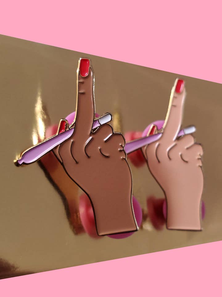 Simpatica spilla smaltata per dito medio rosa marrone bianco per la vendita all'ingrosso da parte di SMOOCH