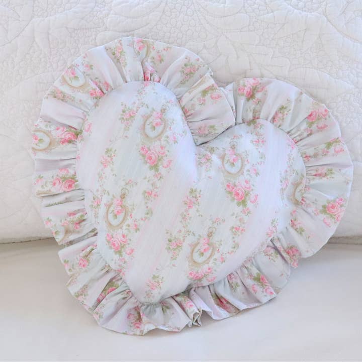 Pretty Homestyle - Wholesale Throw/Decorative Pillow - Ruffle Heart Pillow