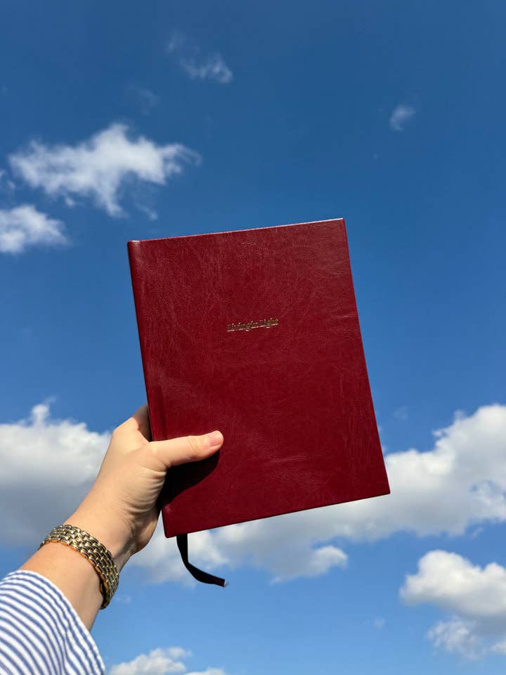 PRE-ORDINE Agenda Moderna Cristiana V3 in Pelle Rosso Ciliegia Scuro Borgogna Senza Data – Agenda Basata sulla Fede - Studio della Bibbia, Appunti del Sermone, Richieste di Preghiera, Definizione degli Obiettivi, Finanze e Altro per la vendita all'ingrosso da parte di Living In Light