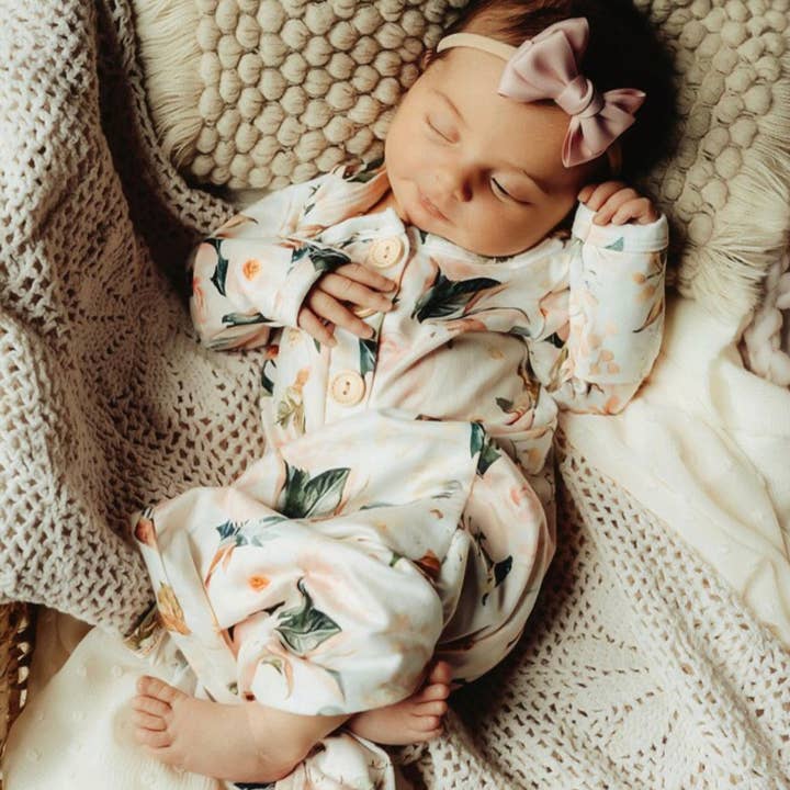 Robe de jardin rose nouée et bandeau assorti pour la vente par Baby in Styles