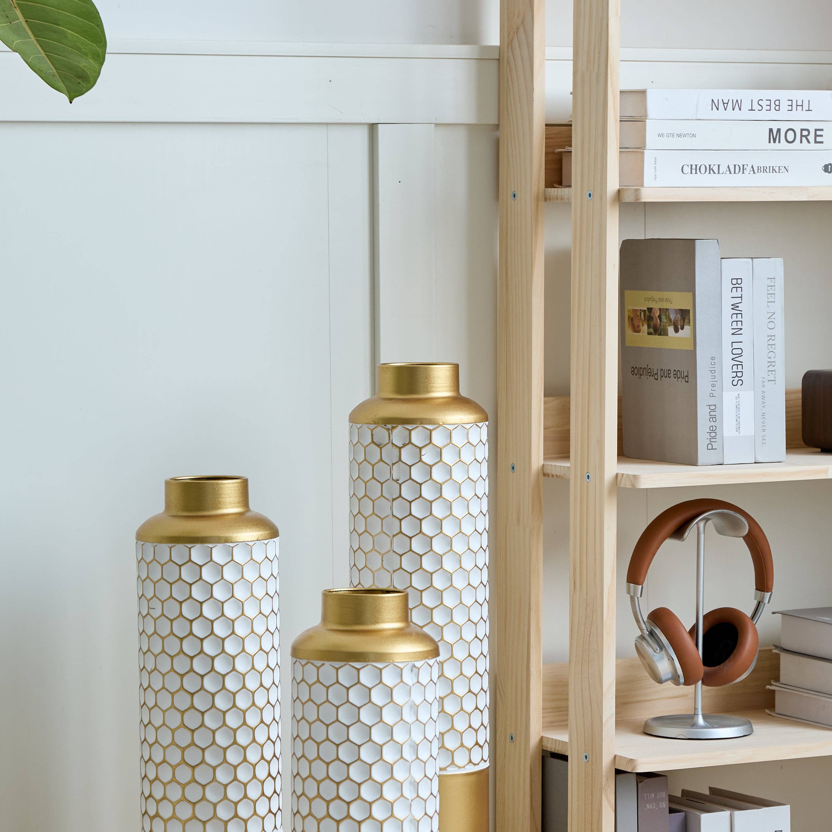 39F Inc. - Vente Vases - Ensemble de 3 vases de sol en métal doré et blanc en forme de goutte18