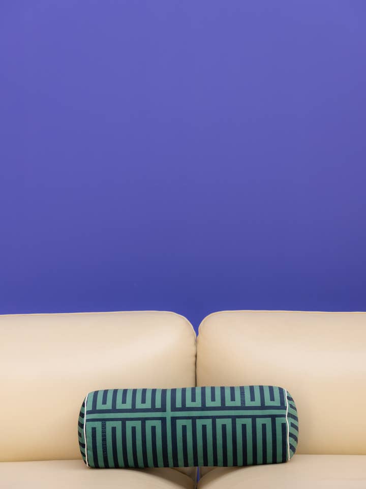 Cuscino Estate 83 Elios Bolster verde e blu per la vendita all'ingrosso da parte di OBJECTION