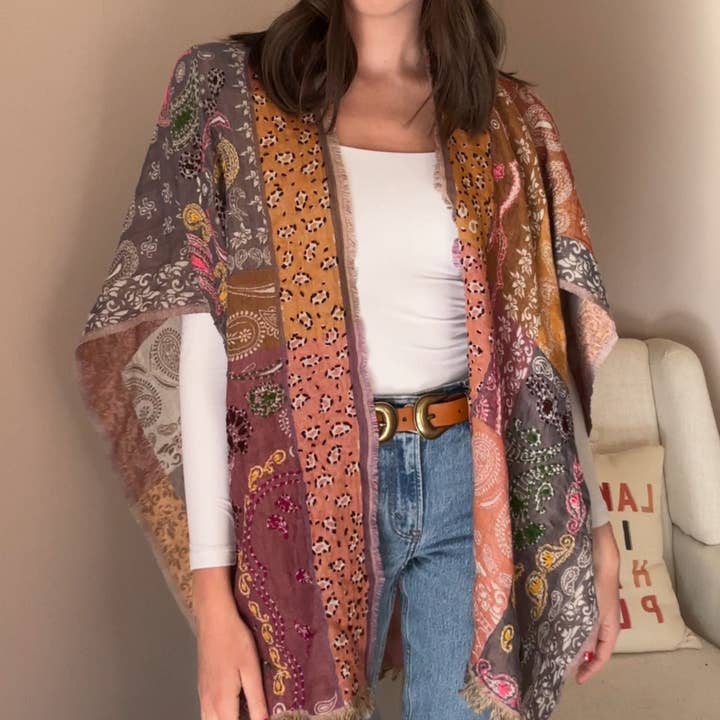 Poncho à motif cachemire multicolore Paloma - Flocon doré pour la vente par Vismaya - A Brand by Shivani LLC