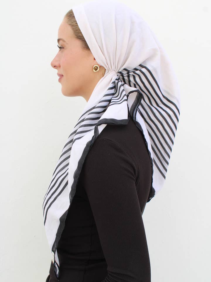 CRAVATE PRÉNOUÉE POLYVALENTE Rayée Crème (AVEC GRIP EN VELOURS) pour la vente par The Scarf Bar