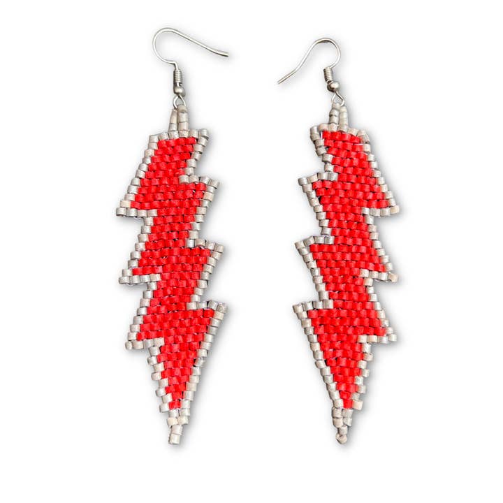 Boucles d'oreilles légères en forme d'éclair tissées à la main avec perles naturelles pour la vente par Los Colores de la Tierra