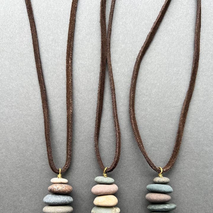 Generosity Company - Vente Colliers à pendentif - Collier Charme Cairn de Pierre du Lac (Cuir)4