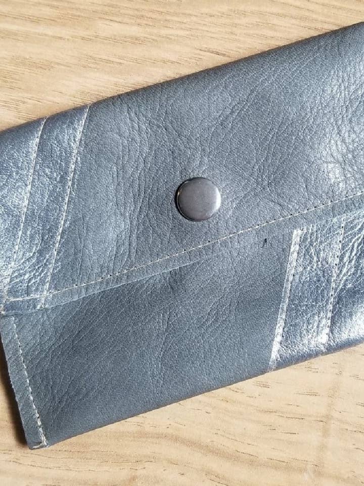 Business-/Kreditkartenetui aus Leder, weich, Grau, mit silbernem Streifen für den Großhandel von Shift Clothier, Inc.