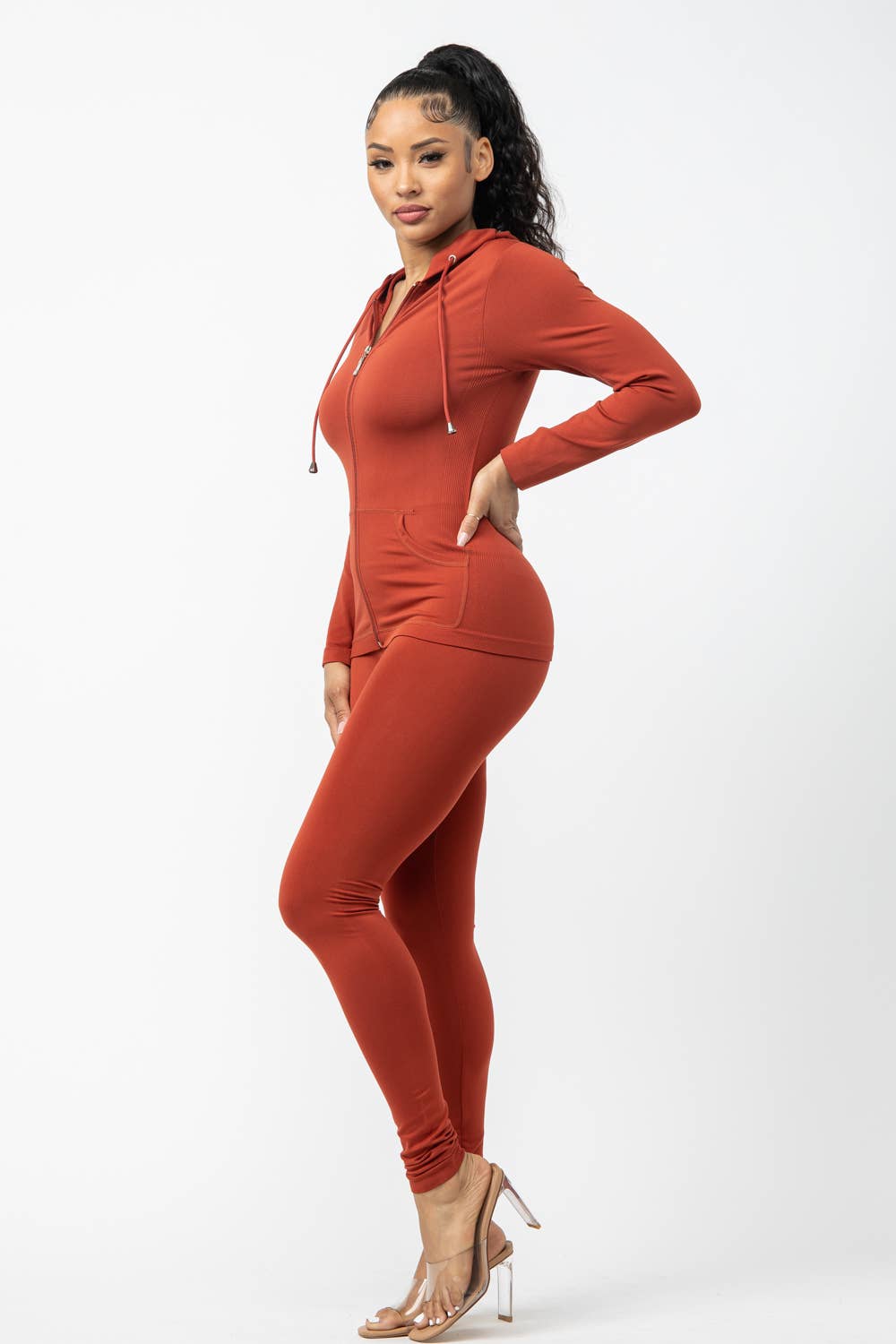Julia by LoveJ – Großhandel Set aus Oberteil und Hose (NICHT Loungewear) – Damen – Nahtlose Kapuzenjacke und Leggings mit Reißverschluss15