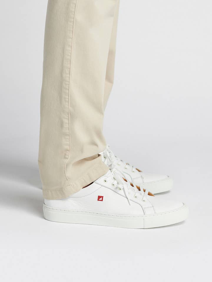 Sneakers essenziali in pelle per la vendita all'ingrosso da parte di MIKE DAVIS