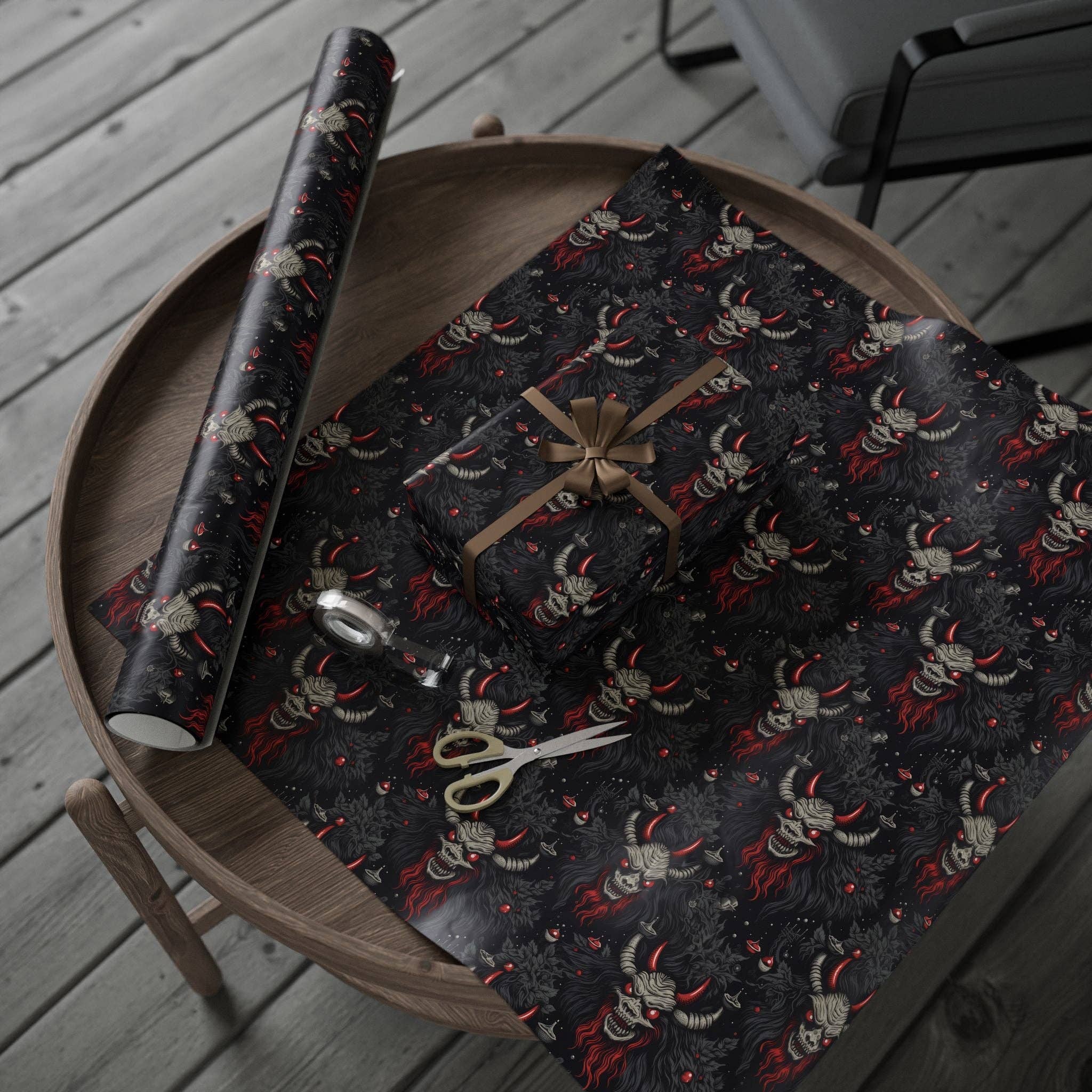 Goth Cloth Co. - Vente Feuille de papier cadeau - Papier cadeau effrayant Krampus dessin animé2