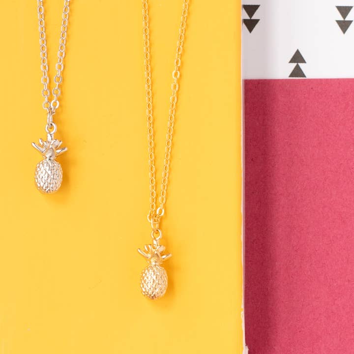 Rebecca Accessories LLC – wholesale Hänge-/berlockhalsband – Ananas Charm Fruktmat hänge Halsband Guld Silver